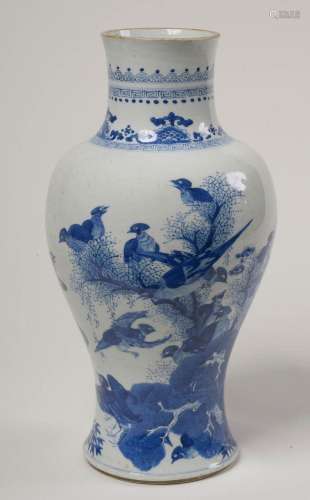 Grand vase pansu en porcelaine bleue et blanche de Chine à d...