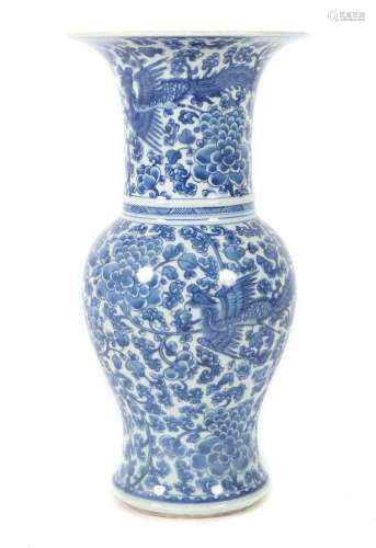 Blau-weiße Fengweizun-Vase China, 19./20. Jh., Porzellan, Ph...