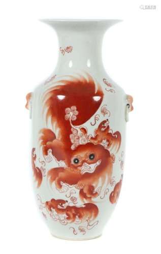Vase mit Pho-Hund China, 20. Jh., Porzellan, balusterförmige...