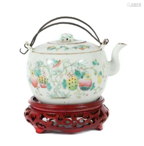 Teekanne auf Holzstand China, 20. Jh., Pozellan/Emaillefarbe...