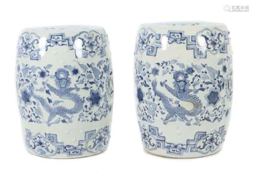 Paar Gartenhocker China, 20. Jh., Porzellan/blau-weiß Malere...