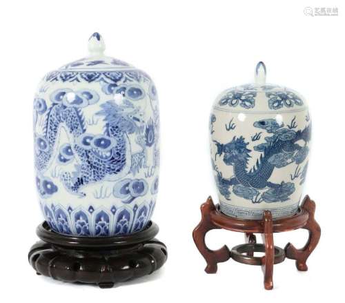 2 Ingwertöpfe China, 20. Jh., Porzellan/blau-weiß Malerei, j...