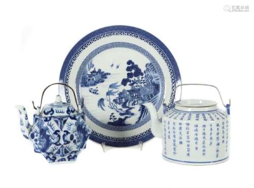 Blau-weiß Porzellan China, 20. Jh., 3-tlg. best. aus: 1 ausg...