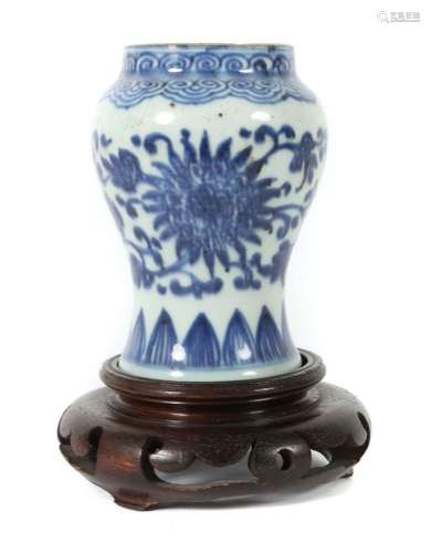 Kleine Balustervase China, wohl 1. Hälfte 20. Jh., Porzellan...