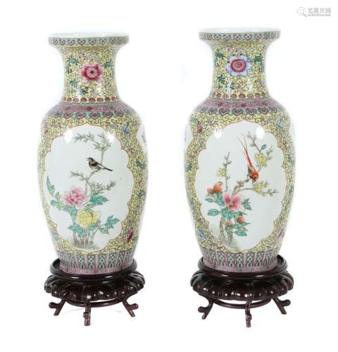 Vasenpaar ''Famille rose'' China, 20. Jh., Porzellan/farbig ...