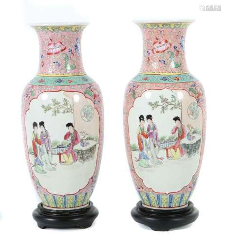 Paar ''Famille rose''-Vasen China, 20. Jh., Porzellan/Emaill...