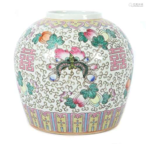 Bauchige ''Famille-Rose'' Vase China, nztl., Porzellan/farbi...