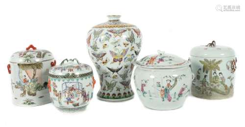 4 variierende Deckelgefäße und eine Vase China, nztl., Porze...