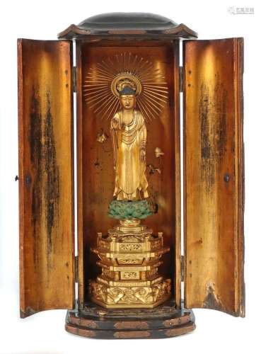 Buddhistischer Butsudan mit Amida Buddha Japan, 19. Jh., Hol...