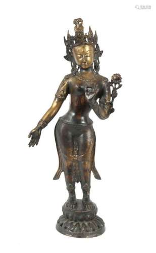 Stehende Tara als Lotusträgerin Indien/Nepal, 20. Jh., Metal...