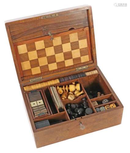 Spielekasten 1. H. 20. Jh., rechteckiger Nussbaumkasten mit ...