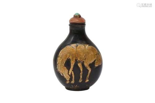 λ A CHINESE HORN GILT-DECORATED `HORSE` SNUFF BOTTLE _