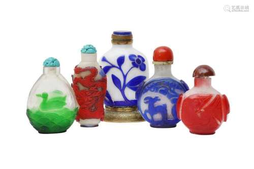 A GROUP OF FIVE CHINESE OVERLAY GLASS SNUFF BOTTLES