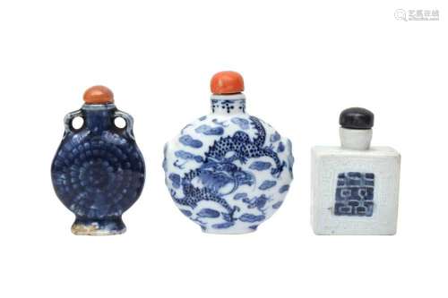 A GROUP OF THREE CHINESE BLUE AND WHITE SNUFF BOTTLES