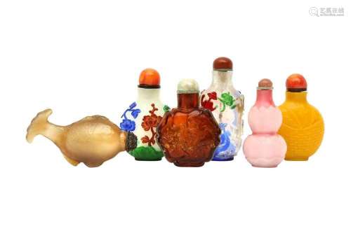 A GROUP OF FIVE CHINESE BEIJING GLASS AND A HARDSTONE SNUFF ...