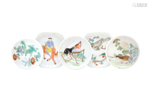 A GROUP OF FIVE CHINESE FAMILLE-ROSE SNUFF DISHES