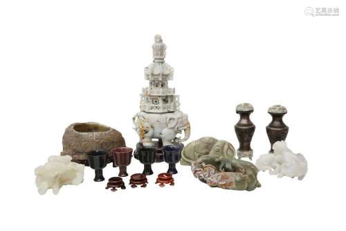 A GROUP OF CHINESE JADE AND HARDSTONE ITEMS