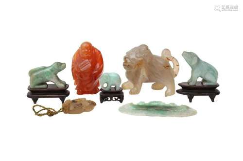 A SMALL COLLECTION OF CHINESE JADEITE AND AGATE CARVINGS