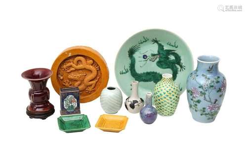 A COLLECTION OF CHINESE PORCELAIN AND POTTERY