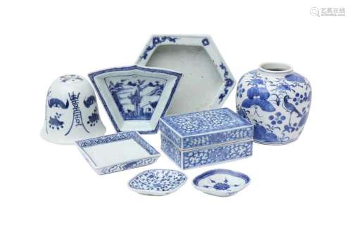 A SMALL COLLECTION OF CHINESE BLUE AND WHITE PORCELAIN