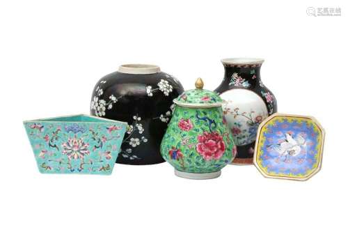 A SMALL GROUP OF CHINESE PORCELAIN