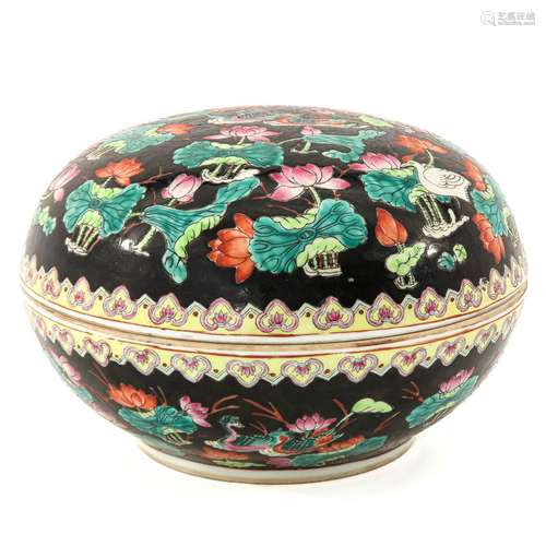 A Famille Noire Round Covered Box