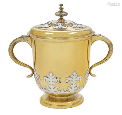 An Edwardian silver gilt twin handled cup and cover, London,...