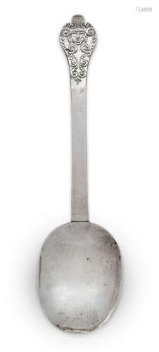 A lace-back silver trefid spoon with decorated front, London...