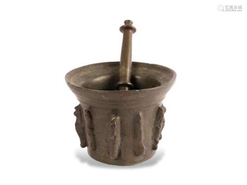 Ribbed mortar with pestle, 16./17. Century, Cast bronze