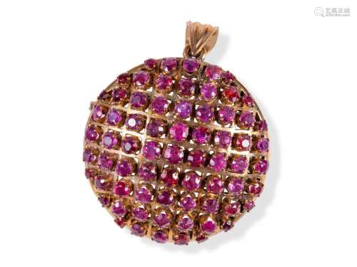 Round pendant or brooch, 14 ct gold, Decorated with red colo...
