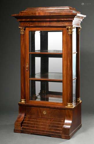 Elegante Biedermeier Pfeilervitrine mit Spitzgiebel und vier...