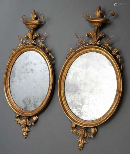 Paar ovale klassizistische Spiegel mit filigranen floralen D...