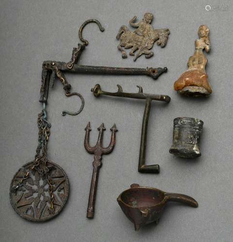 7 Diverse antike Puppenstuben Miniaturen: Balkenwaage, Apoth...