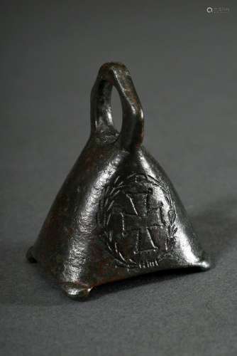 Kleine gravierte Bronze Glocke mit Kreuzdarstellung, Byzanz,...