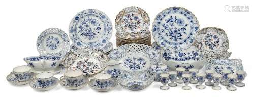 A collection of Meissen porcelain Zweibelmuster 'Blue Onion'...