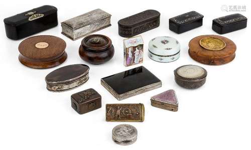 A collection of snuff boxes, vesta cases and cigarette boxes...