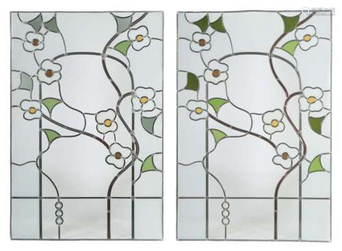 Zwei Buntglasfenster mit Blütendekor 20. Jh.