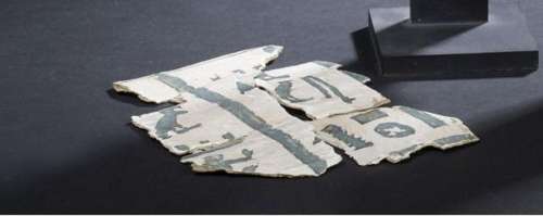 Fragments de cartonnage représentant des hiéroglyphes peints...