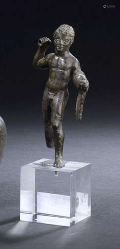 Statuette d'Hercule à demi nu, la léontée sur le bras gauche...