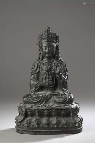 Statuette de boddhisattva en bronze, assis en padmasana sur ...
