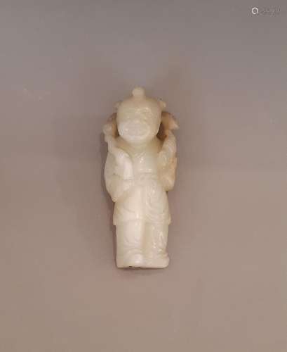 Sculpture en jade blanc-rouille d'un enfant debout tenant un...