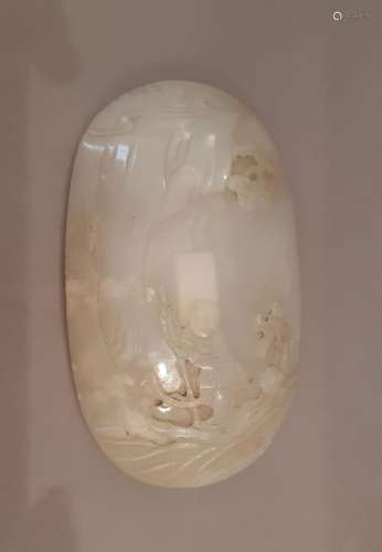 Plaque ovale incurvée en jade céladon pâle sculptée en léger...
