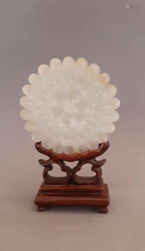 Plaque ou pendentif en jade céladon pâle en forme de fleur d...