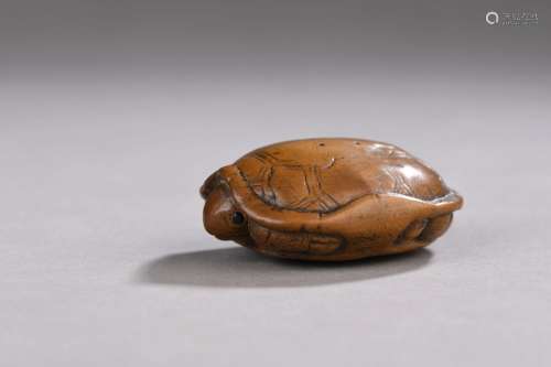 JAPON, XIXème siècle<br />
Netsuke en bois figurant une tort...