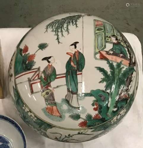 Boîte en porcelaine à décor émaillé de la Famille Verte, sur...