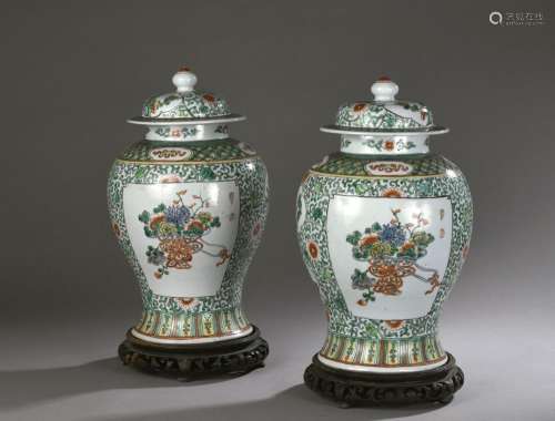 Paire de vases couverts en porcelaine à décor émaillé de la ...