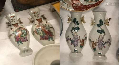 Deux paires de vases muraux en porcelaine à décor d'émaux de...