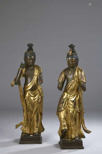 Deux statues en bois laqué de Kannon, debouts, leurs robes l...