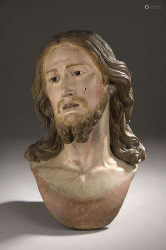 Grande tête de Christ en bois polychrome, yeux en sulfure.<b...