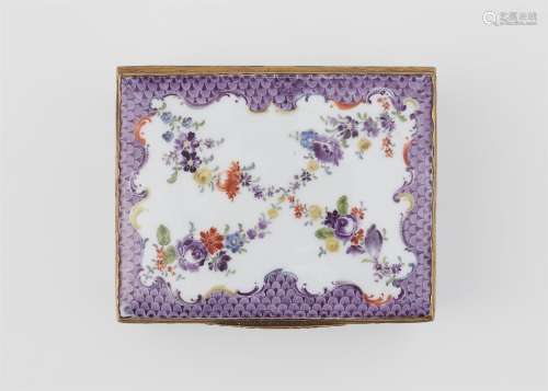 A porcelain snuff box with scale pattern decor